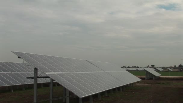 이탈리아의 태양 전지 패널의 넓은 촬영 — 비디오