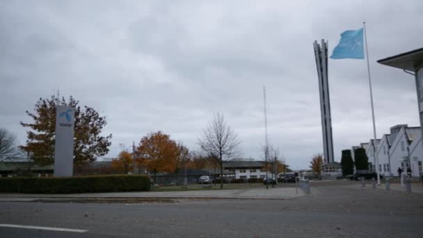 Panneau de tir large de gauche à droite du siège de Telenor . — Video