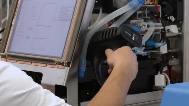 Close Mãos Técnicos Como Ele Testar Dispositivo Eletrônico Uma Linha — Vídeo de Stock