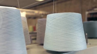 Dokuma makinesinin iplikçiklerinin yakın çekimini yap..