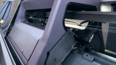 Dokuma makinesinin geniş açılı çalışması.