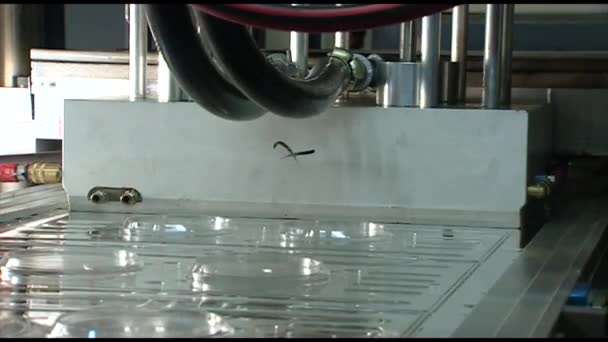 Moulage par compression automatisé du plastique — Video