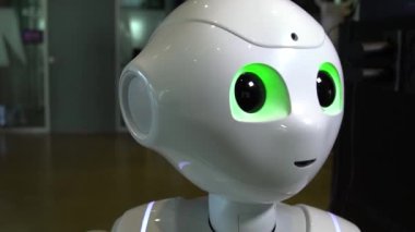 Başını hareket ettiren robota yaklaş