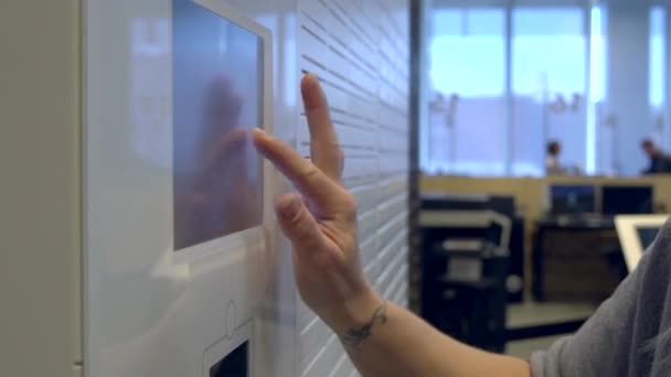 Close-up op vrouwen hand als ze gebruik maakt van een service scherm — Stockvideo