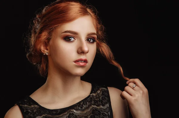 Kızıl saçlı güzel bir kadın.