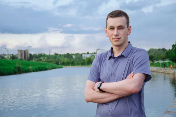 adam Nehri yakınında