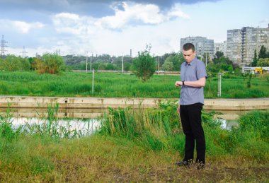 adam Nehri yakınında