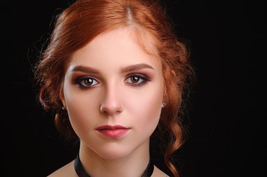 Kızıl saçlı güzel bir kadın.