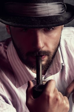 Vahşice yakışıklı adam