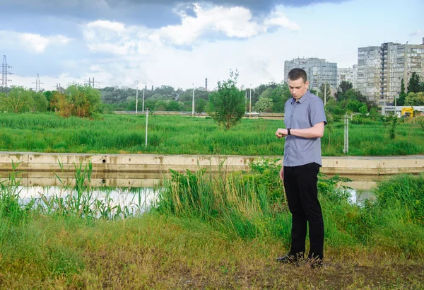 adam Nehri yakınında