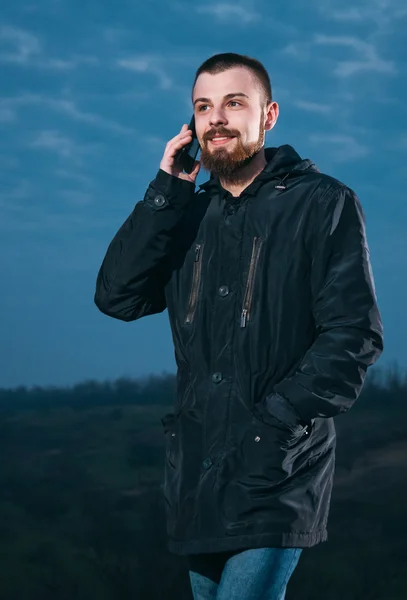 telefonda konuşurken sakallı bir adam