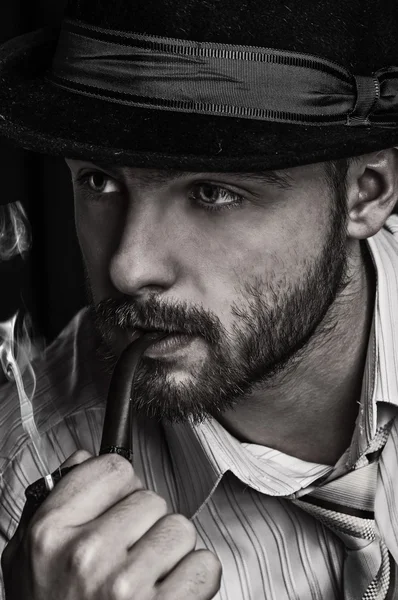 bir adam ile bir boru yasaktır