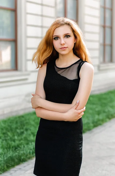 güzel, doğal, genç bir kadın portresi