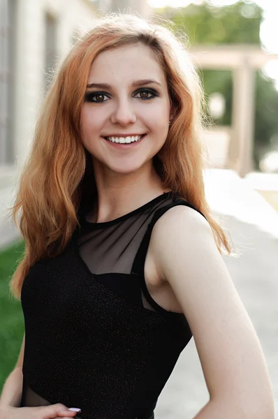 güzel, doğal, genç bir kadın portresi