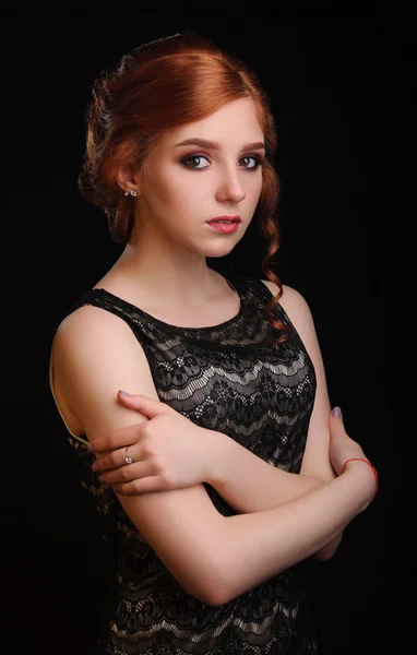 Kızıl saçlı güzel bir kadın.