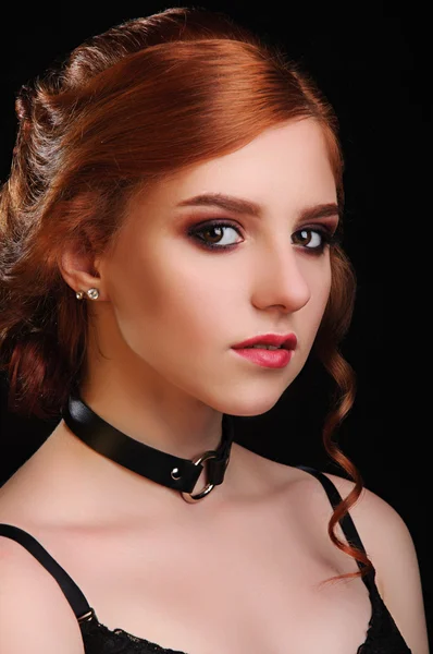 Kızıl saçlı güzel bir kadın.