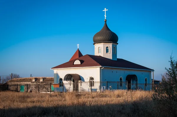 Mavi gökyüzüne karşı kilise
