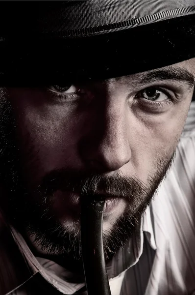 Vahşice yakışıklı adam