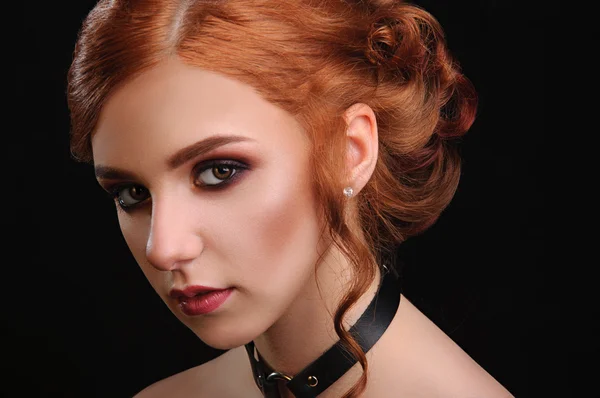 Kızıl saçlı güzel bir kadın.