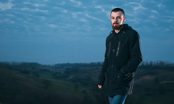 sakallı bir adam niteliğine ceket