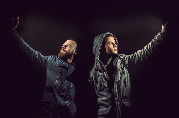 İki adam bir Selfie alıyor