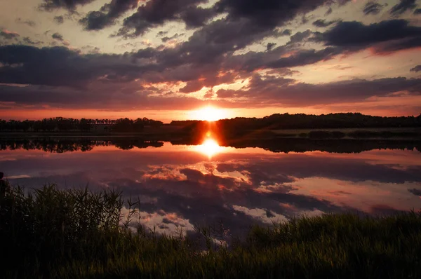 Gölde gün batımı