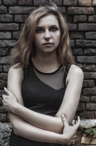 bir arka plan üzerinde güzel bir kız