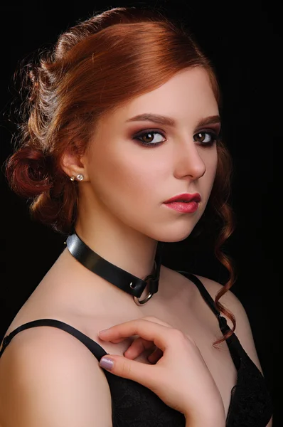 Kızıl saçlı güzel bir kadın.