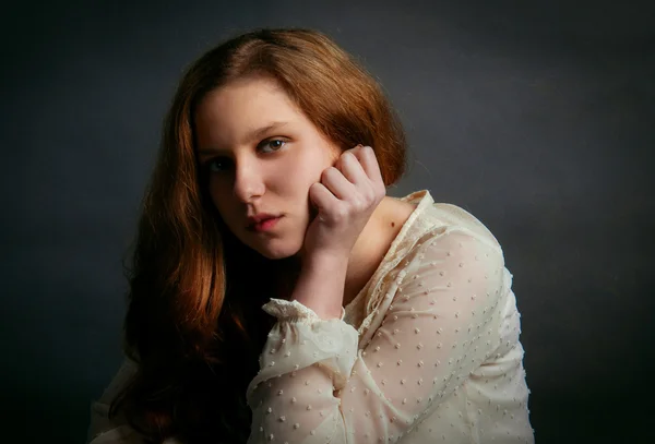 güzel kızıl saçlı kız portresi