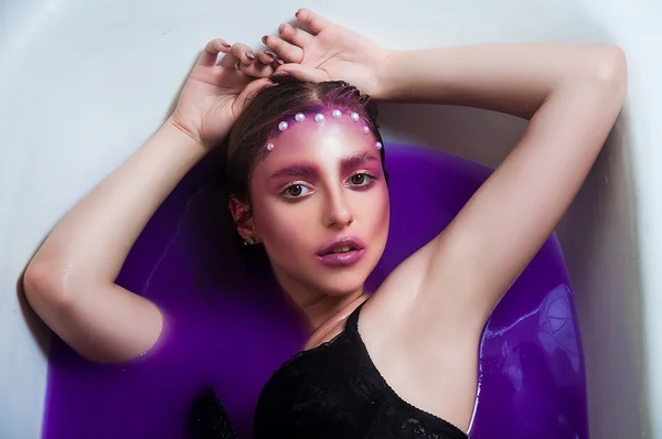 Bir kız mor su portresi