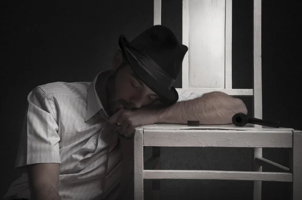 bir sandalye uyku bir boru ile sakallı adam