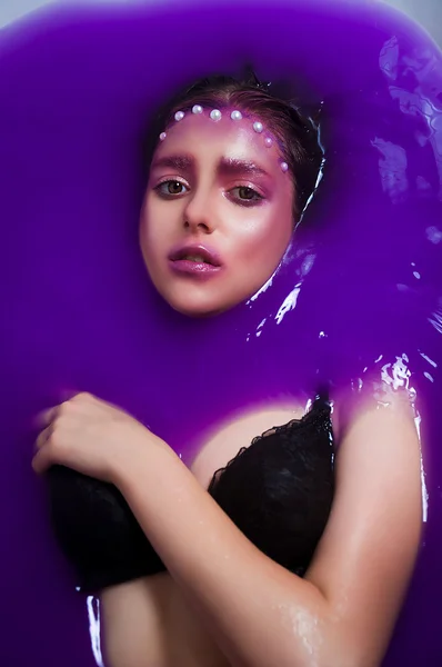 Bir kız mor su portresi