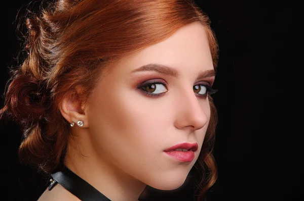 Kızıl saçlı güzel bir kadın.