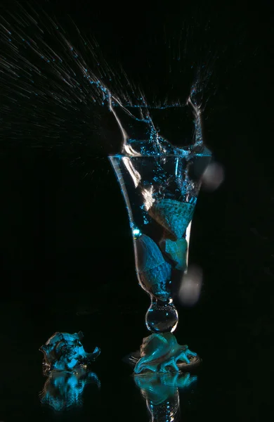 Bir bardaktan su sıçrama