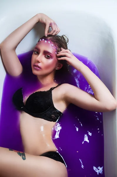 Bir kız mor su portresi