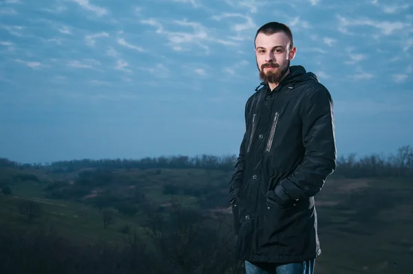 sakallı bir adam niteliğine ceket