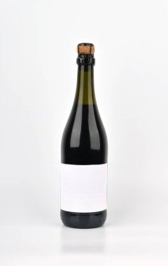 Şarap şişesi izole.