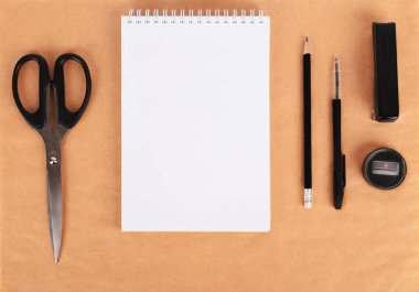 Yukarı kraft kağıt üzerinde sahte. İleti örneğiyle boş şablonları.