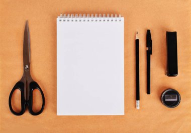 Yukarı kraft kağıt üzerinde sahte. İleti örneğiyle boş şablonları.