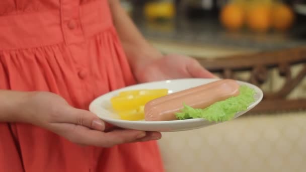Тарілка з сосисками та овочами — стокове відео