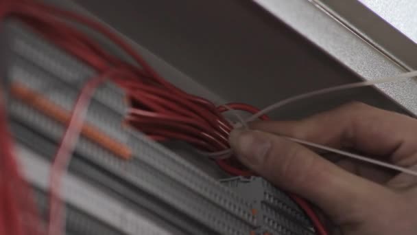 Installation av en elektrisk kabel — Stockvideo
