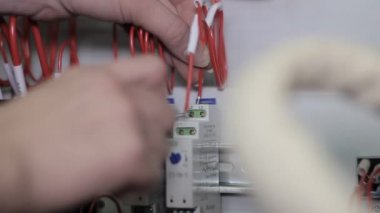  Bir elektrik kablo montajı