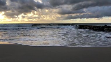 Deniz sahilinde gün batımı ve dalgalar