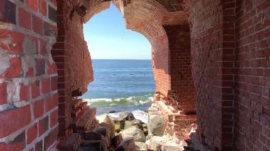 Deniz kenarındaki eski bir şatonun kalıntıları.