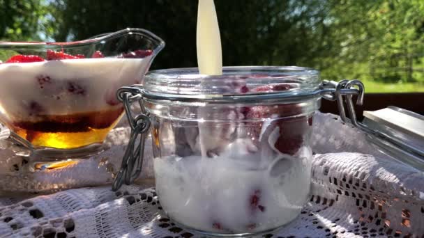 Melk Wordt Een Pot Gegoten Met Aardbeien Honing — Stockvideo