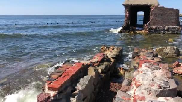 Stary Kamienny Budynek Cegły Zniszczonych Murów Myte Przez Wody Morza — Wideo stockowe