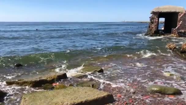 Ondas Beira Mar Tijolos Velhos Pedras Edifícios Destruídos — Vídeo de Stock