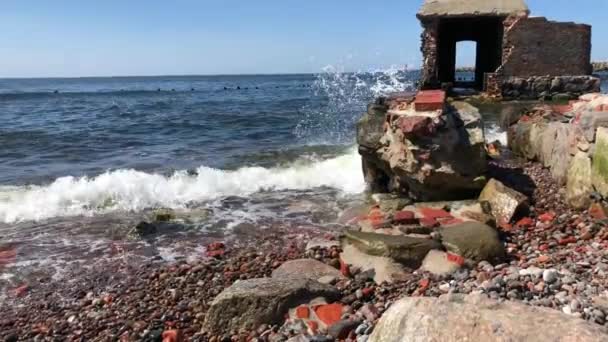 Прибрежные Волны Осколками Кирпича Камня — стоковое видео