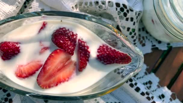 Φράουλες Και Κρέμα Γάλακτος Γυάλινο Πιάτο Άποψη Από Ψηλά — Αρχείο Βίντεο