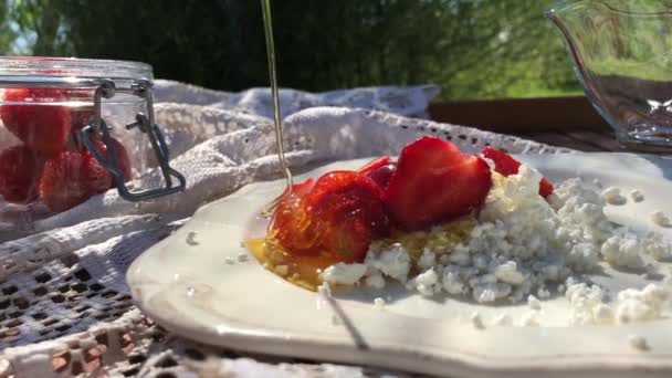 Honing Stroomt Een Bord Met Een Dessert Van Aardbeien Kwark — Stockvideo